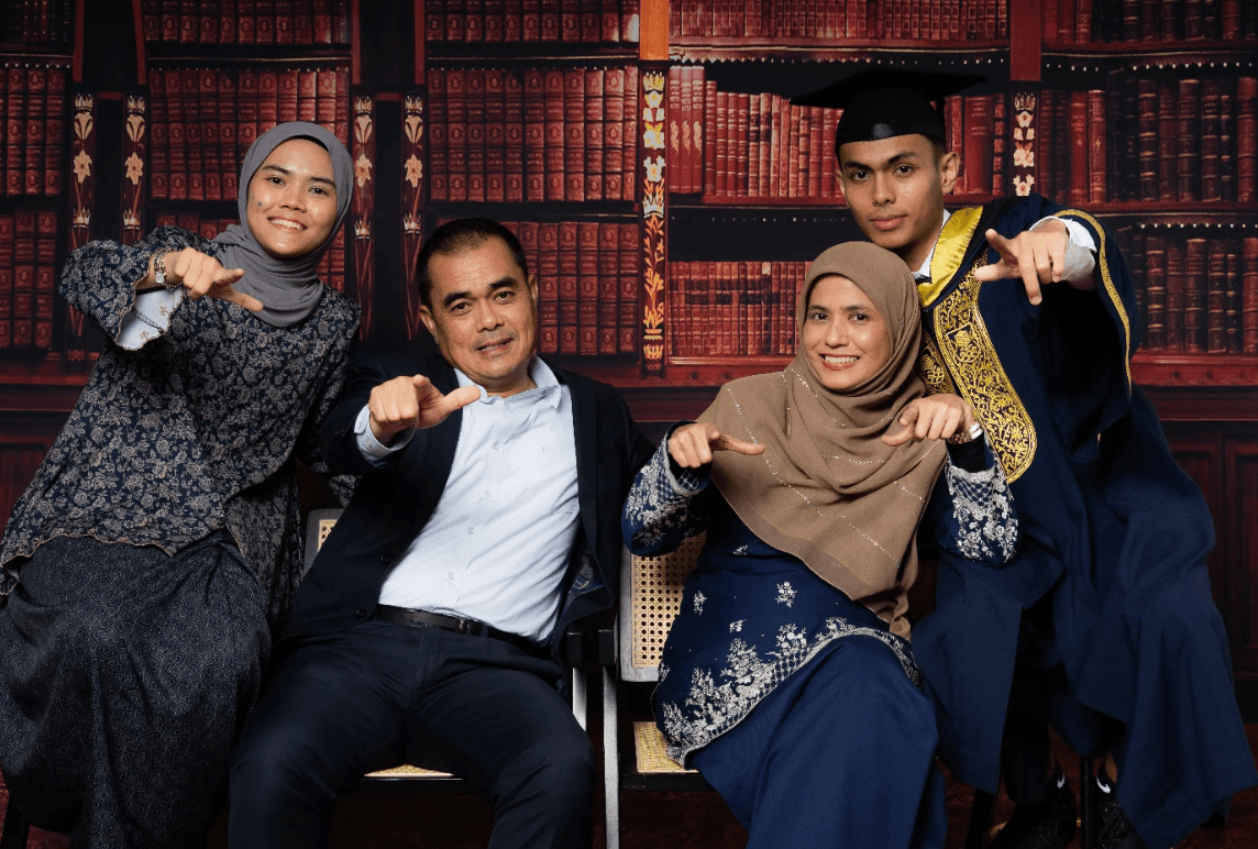 Keluarga empat orang bergambar santai di set konvo